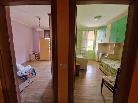 Qendër, Tiranë- Jepet me qira apartament 2+1+2!