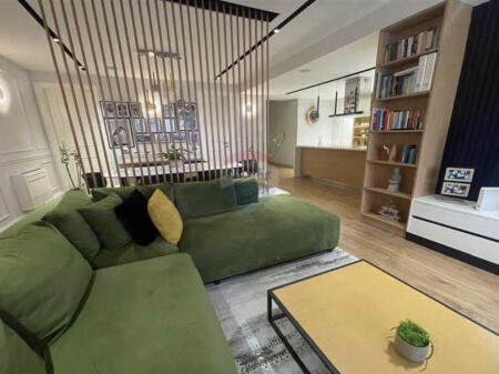 Shitet Apartament 3+1+2 tek Komuna e Parisit