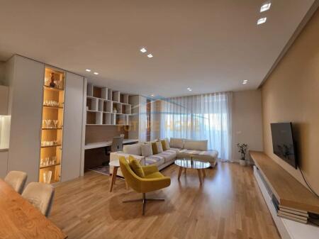 APARTAMENT 3+1 ME QERA , QENDER, BULEVARDI ZOGU I-RE