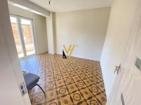 JEPET ZYRE 106 M2 ME QERA TE RRUGA RESHIT ÇOLLAKU 750 EURO