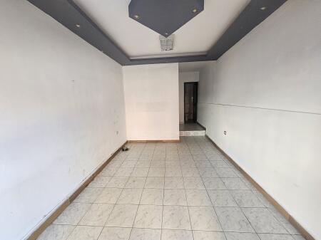 Dyqan në shitje prane Stacionit të trenit, DURRËS