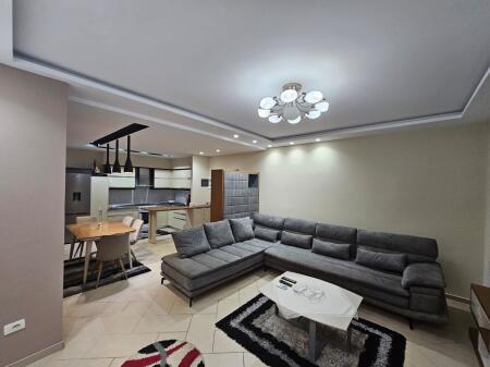 Nella zona del Lago Secco, Via Hamdi Sina, si affitta appartamento 2+1 arredato. 65.000 Leke