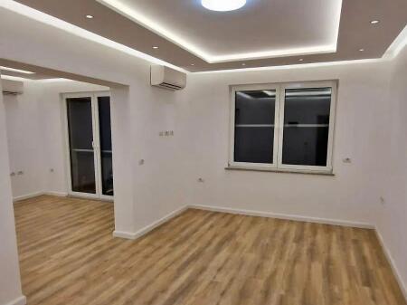 ZYRE ME QERA 120 M2 RRUGA E DURRSIT 90.000 LEK