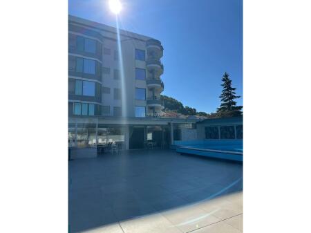 Hotel di lusso con 5 piani & piscina a Vaqarr – Affittasi 15.000 € /mese