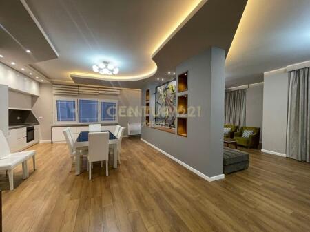 Apartament 4+1+2+post parkimi me qira prane Kristal Center
