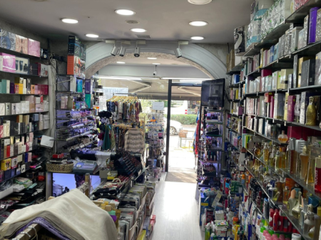 VENDESI IN VENDITA PROFUMERIA COSMETICA 40M2 "VIA MUHAMET GJOLLESHA,21 DHJETORI" 130.000 EURO