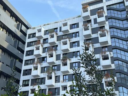 Ambient komercial buze rruge, me akses perfekt dhe fasadë ekspozuese – pranë “Square 21”!🌇