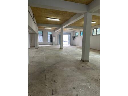 Commercial space for rent by the roadside – 300 m² – Vaqarr 2,000 € /Month