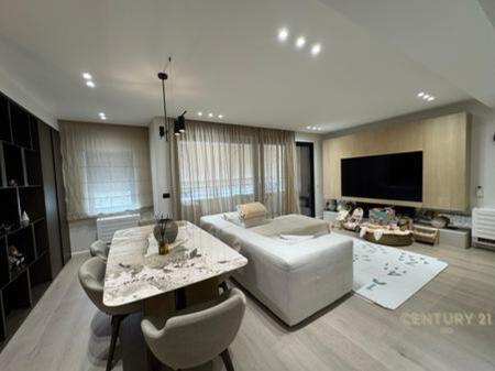 Apartament luksoz 2+1+2+Post Parkimi per shitje tek Kodra e Diellit