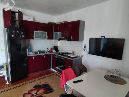 Jepet me qera 2+1 dhe parkim, Kombinat rruga Thoma Koxhaj
