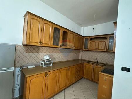 Shitet apartament 2+1 prane hotel Queen