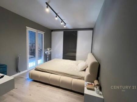 🌁 Per shitje Apartament elegant me pamje qyteti, pranë institucioneve kryesore!