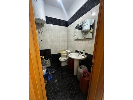 Jepet me qira apartament i mobiluar, shumë pranë qendrës së qytetit – 700€