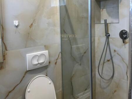 Hotel di lusso con 5 piani & piscina a Vaqarr – In affitto.