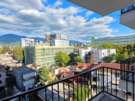 🏡 Shitet Apartament 1+1 – Pranë Spitalit Amerikan 2, Përballë QSUT