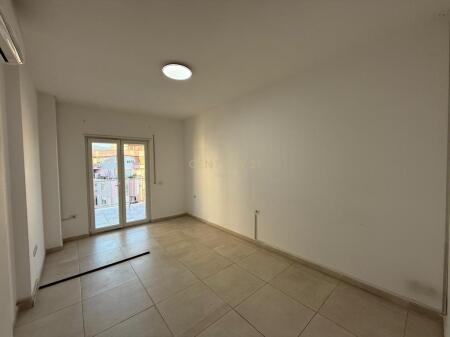OFROHET Apartament 2+1+2 me Qira në Rruga Barrikadave, Tiranë