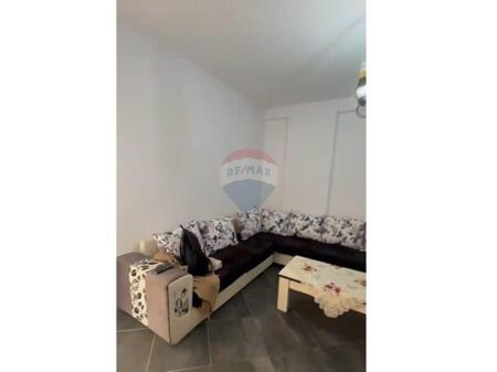 Apartament 2+1, Astir