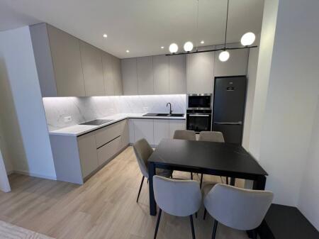 🏢Rruga e Elbasanit,prane Ambasades Amerikane jepet me qera apartament ,2+1,i sapo mobiluar 1,100 €uro