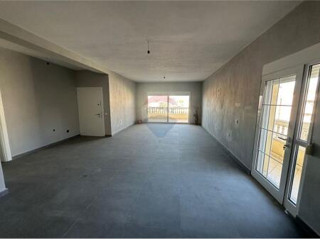QIRA APARTAMENT 3+1+2+Garazhd,KODRA E PRIFTIT !