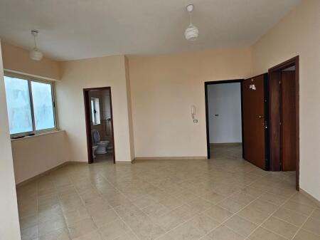 🏡 Shitet Apartament 1+1 te Shkëmbi i Kavajës, pranë kompleksit “Koloseu”