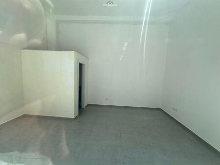 NE QENDER TE TIRANES, jepet me qera ambjent biznesi , 30 m² 400 €
