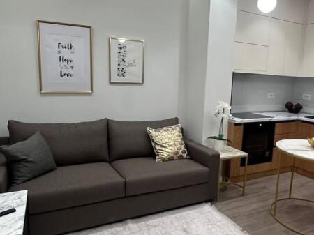 APARTAMENT ME QIRA 1+1- Rruga Karl Gega, Kompleksi Lura (Ish Stacioni i Trenit)