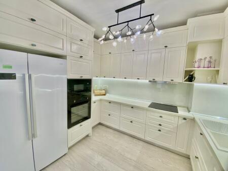 APARTAMENT 3+1 ME QIRA – PRANË AMBASADËS AMERIKANE