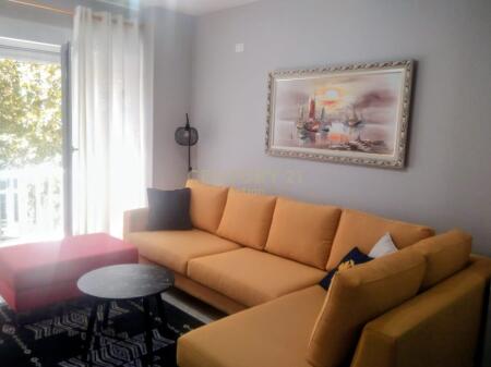 Jepet me qera Apartament 2+1+2 ,21 Dhjetori