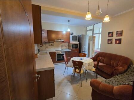 Apartament me qira 3+1+2 Komuna Parisit