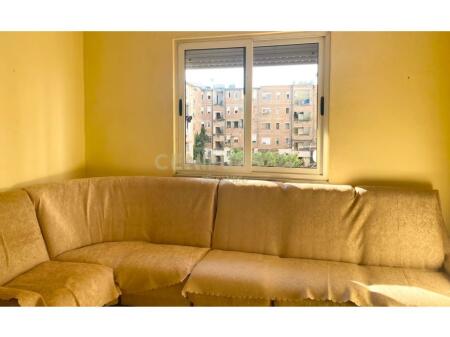APARTAMENT 1+1 ME QIRA, PRANE SHKOLLES 1 MAJI , ALI DEM!