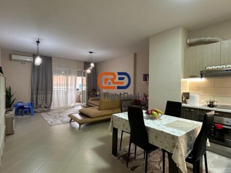 Prane Pazarit Te Ri, Shitet Apartament 1+1, Mundesi Ideale Investimi !!