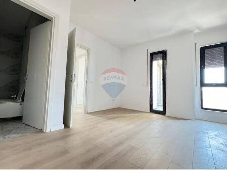 Apartament 2+1+2 ne shitje tek Komuna e Parisit.