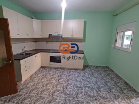 Tek Komuna E Parisit, Shitet Apartament 3+1+2, Me Lokacion Perfekt, Planimetri Te Rregullt, Dhe Hapesira Te Bollshme!