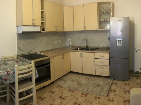 APARTAMENT per qera prane Policise
