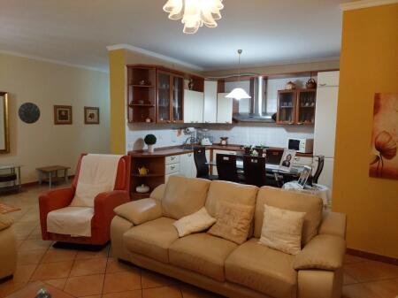 APARTAMENT PER QERA PRAN RRUGES S E PORTIT VELIERA