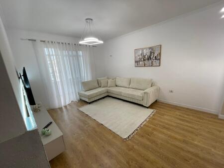 Shitet apartament 1+1 në Astir, pranë Bar Artistit!