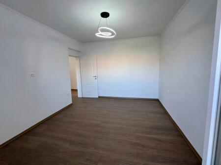 Shitet apartament 2+1 ne Xhamllik!
