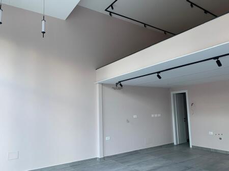 NEGOZIO IN AFFITTO 100 M2 VIA KAVAJES 1.200 EURO