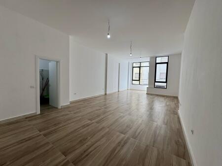 📣 LOCAZIONE Ufficio Ambiente 📍 Centro, Vicino al Caffè Flora 🛣️ Via "Mine Peza" ✨