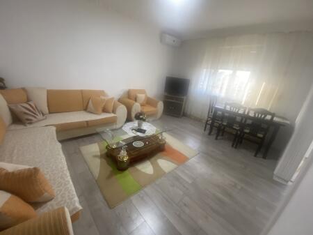 2+1,i mobiluar ne xhamllik,cmimi 500 euro