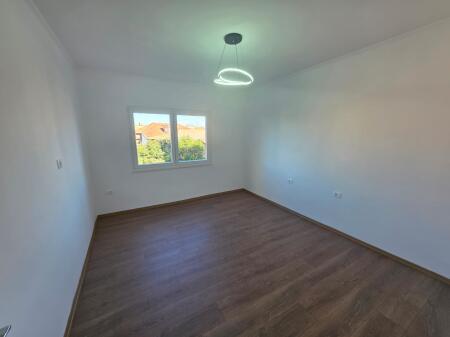 🏢Xhamllik,prane Shkolles 9-vjecare”Kongresi i Lushnjes”shitet apartament 2+1, 149,000 €uro