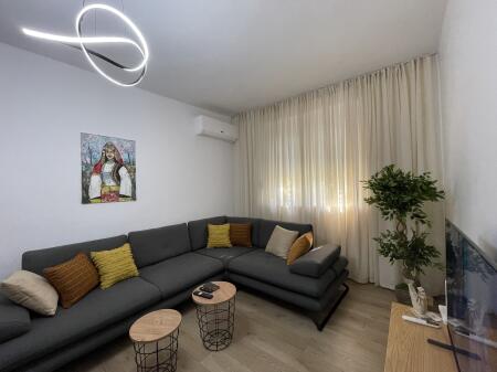 Jepet me qira apartament 2+1 tek Kafe Flora