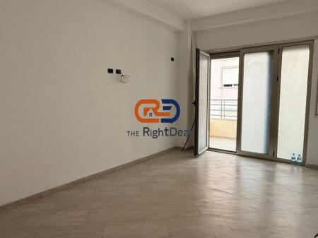 Ne Durres, Shitet Apartament 2+1+2, Me Planimetri Te Rregullt, Shume Prane Qendres!!