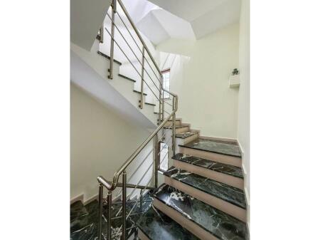 Qera, Godine 4-katëshe, Shkolla e Kuqe, Tiranë.