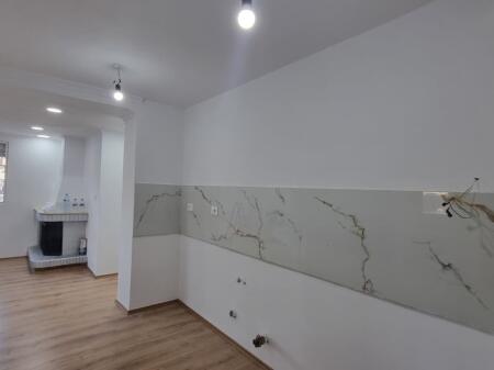 SHITET APARTAMENT 2+1 PRANE STADIUMIT DINAMO