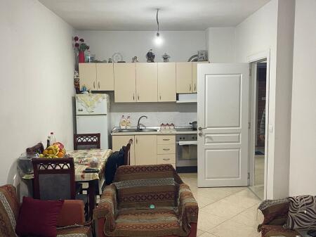 Tiranë, jepet me qera apartament 1+1 në katin e 8-të,me ashensor, 70 m²,spitali amerikan 3
