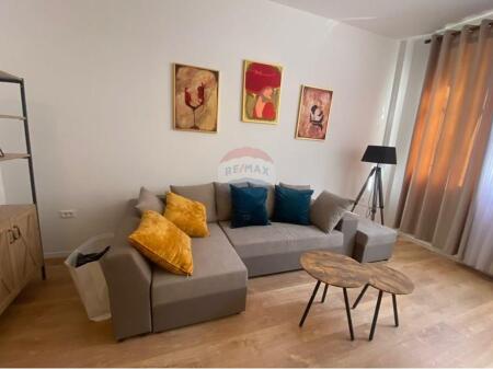 Jepet me qira apartament 1+1 te Shkolla e kuqe !