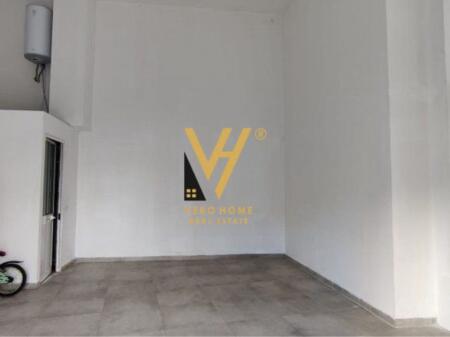 SHOP FOR RENT 55 M2 AT BARRIKADA 600 EURO