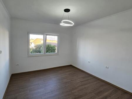 Shitet apartament 2+1 ne Xhamllik!
