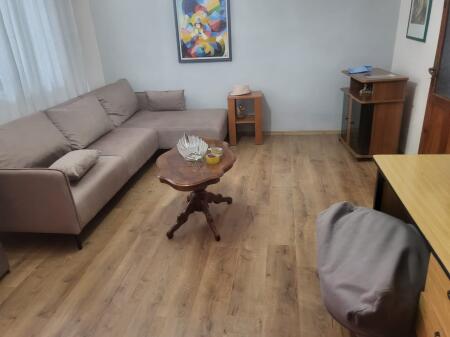 Jepet me qera Apartamenti 2+1 Rruga Njazi Meka perballe spitalit Nene Tereza , 350 mije leke